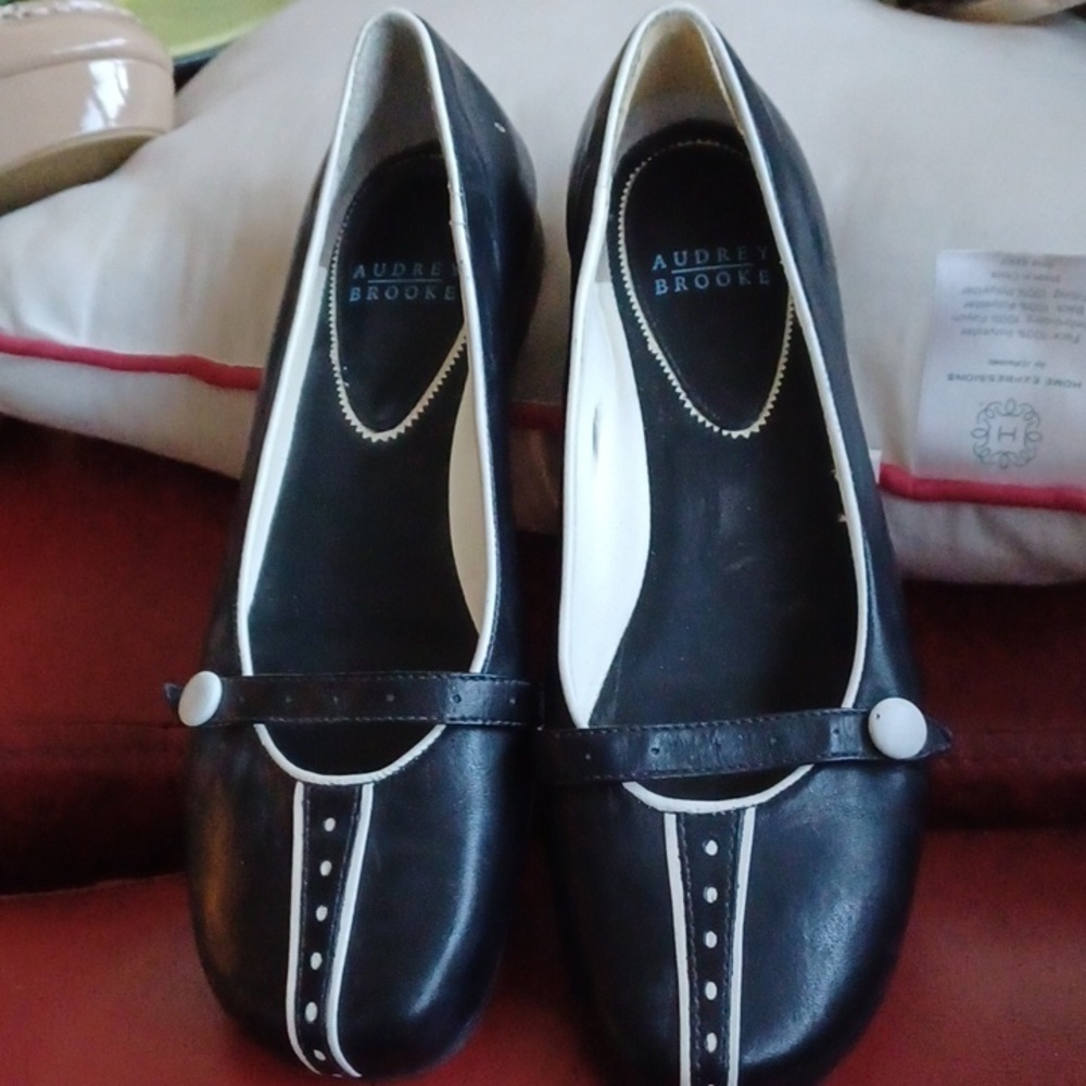 Audrey Brooke Women's Black Leather Becky Ballet Flat 5.5